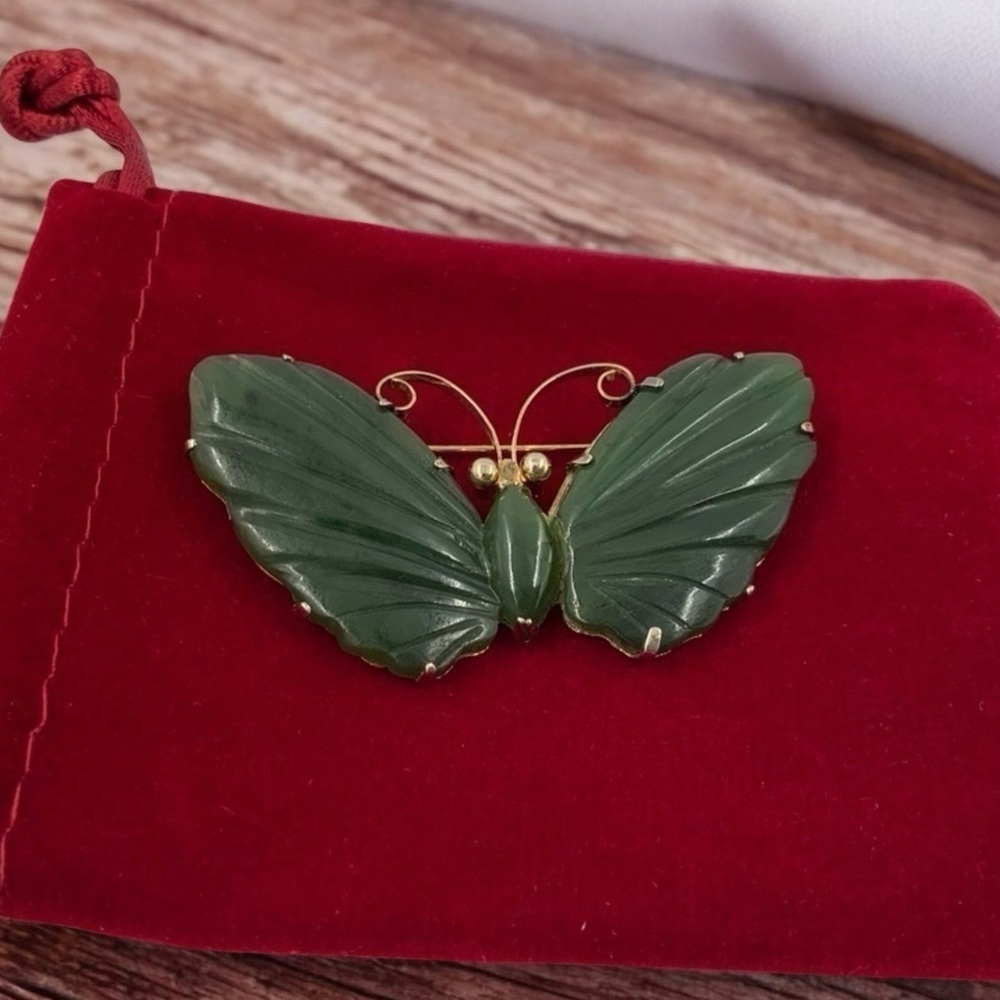 Carved Nephrite Butterfly Brooch Pin, Gold Vermeil Over Sterling, Makers Mark - Picture 3 of 8